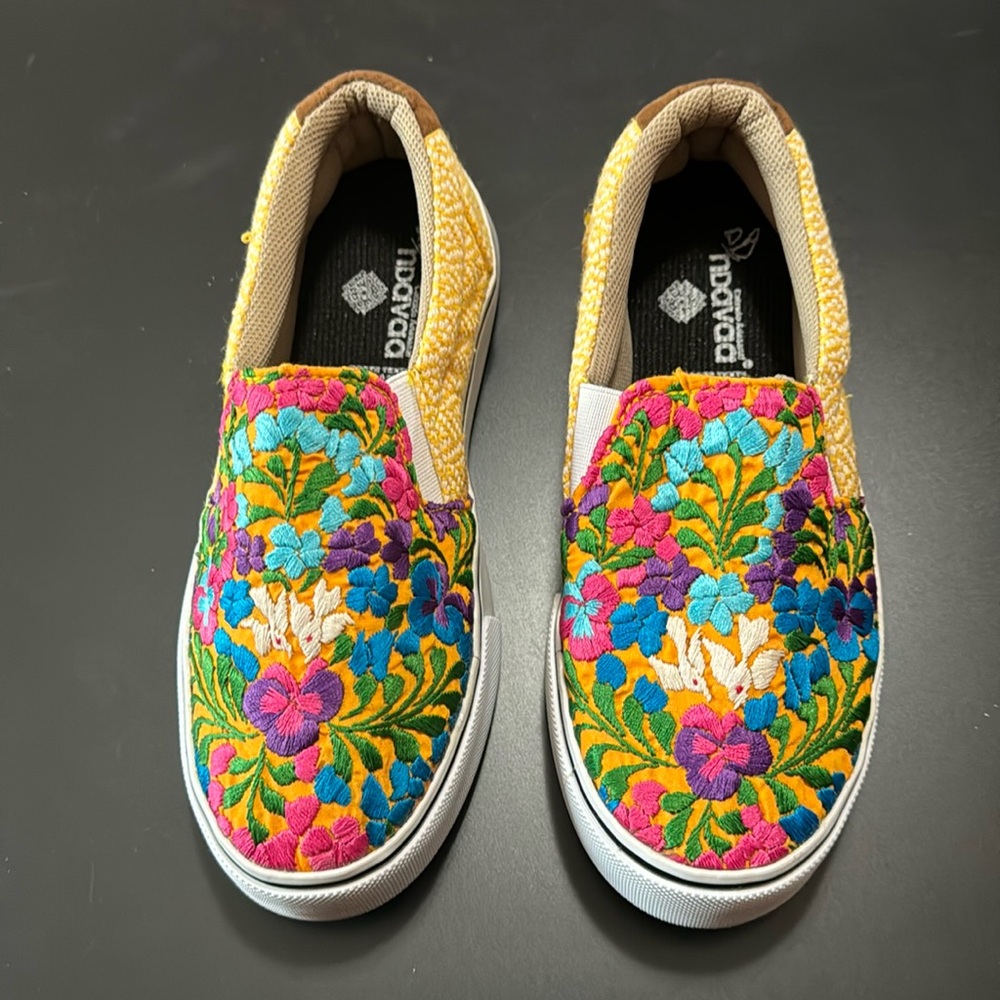 NWT - Oaxaca Embroidered Slip-On Shoes - Size 4-5